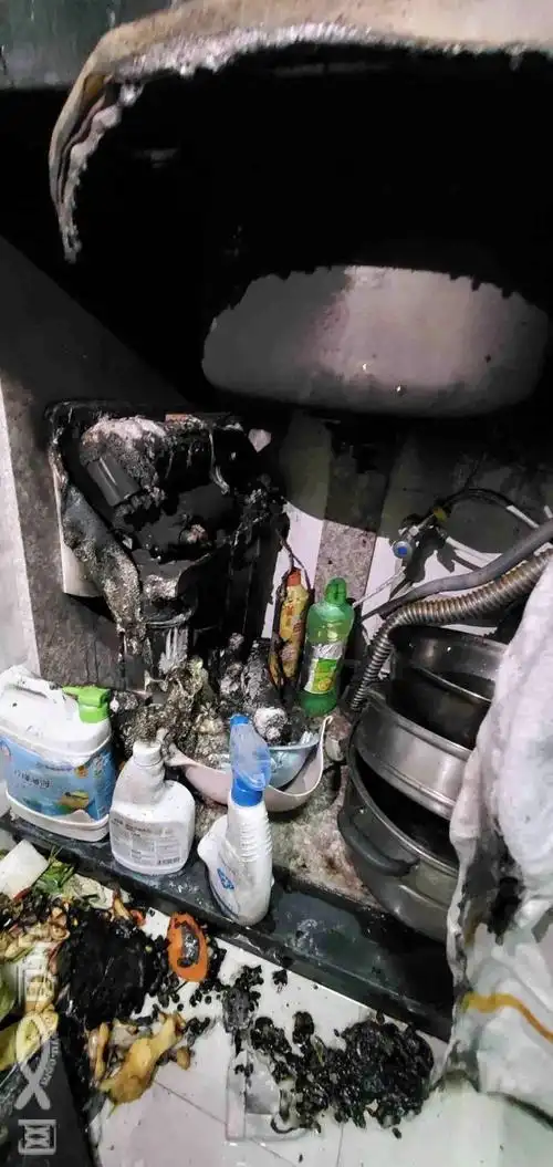 注意!很多厦门人都用的这款热水器出事了!有人曝光突然起火!家中浓烟