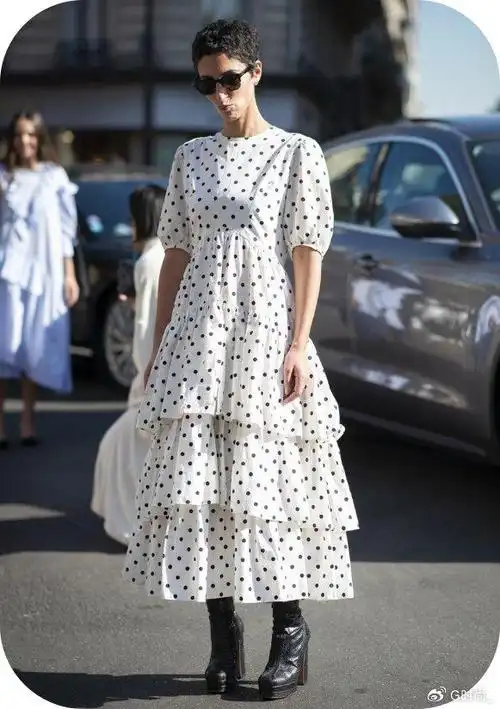 真正的时髦精,都喜欢穿"波点裙",照这样搭配起来最诱人