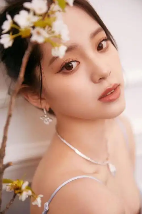 欧阳娜娜:才华横溢的年轻女演员,演技与颜值并存,引领时尚新潮