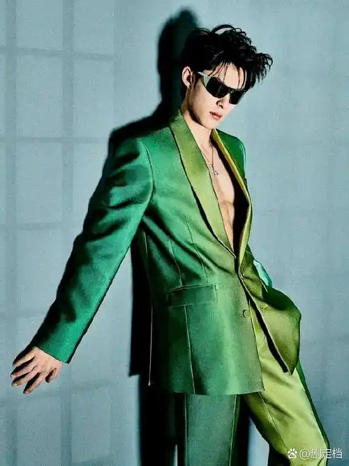 内娱就应该多点这种充满男人味的男星,曾舜晞大显胸肌