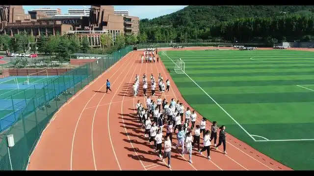 大学西海岸新区主校区风雨操场迎来了2022级新生的第一次体育外堂课