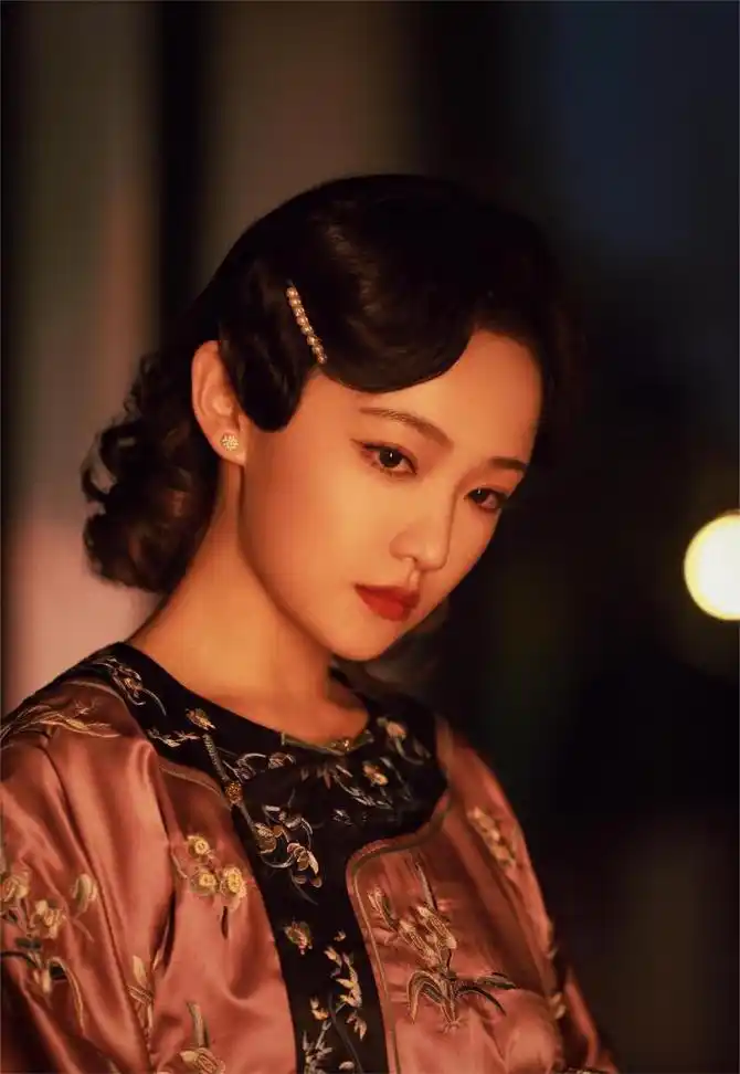 欢娱影视演员吴佳怡古风妆造写真 化身忧郁温柔民国千金!_高清图集_新