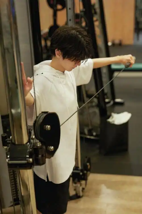 健身房里偶遇王俊凯,艺人身材管理,也很在线