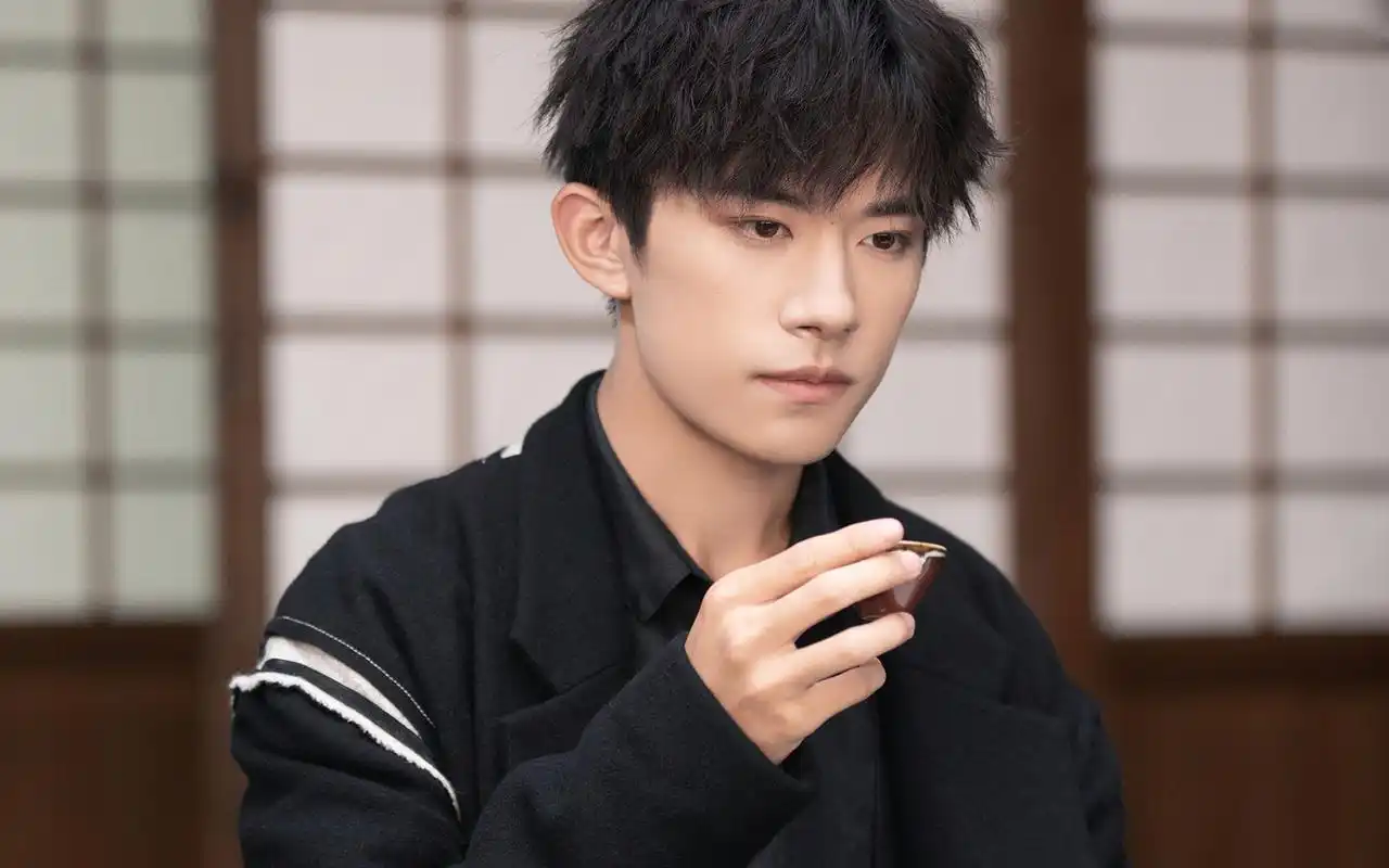 易烊千玺儒雅古韵桌面壁纸