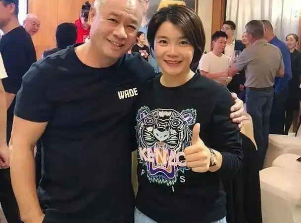 在曝光的近照中可以看出,57岁的陈永妍保养得非常好,皮肤白皙,像小