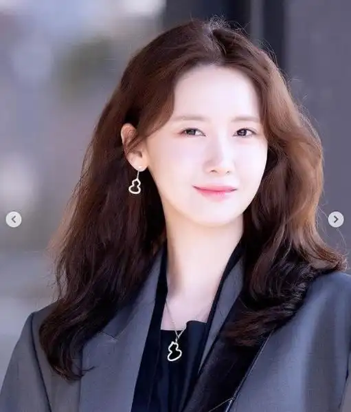 林允儿因工作行程前往韩国金浦机场,她一身黑色系的造型引起关注