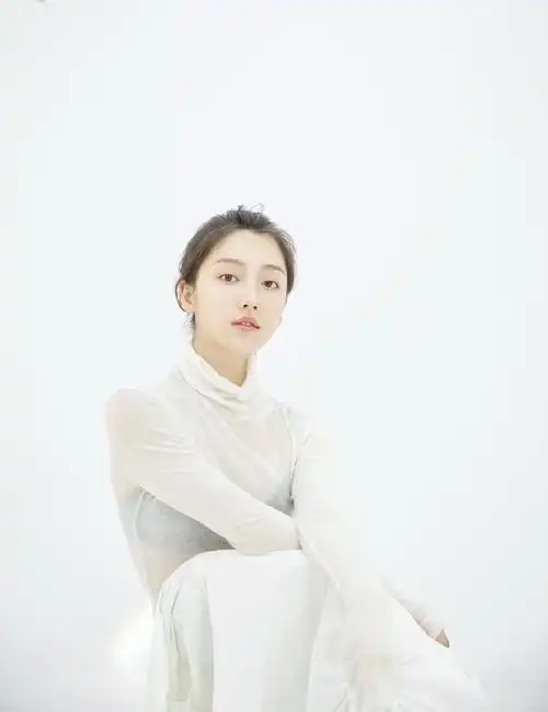 p>姜贞羽,原名刘垚昕,1996年12月30日出生于云南省昭通市,中国内地