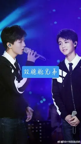 双胞胎兄弟真好看 我们这里今天好热 你们那里现在都是什么天气