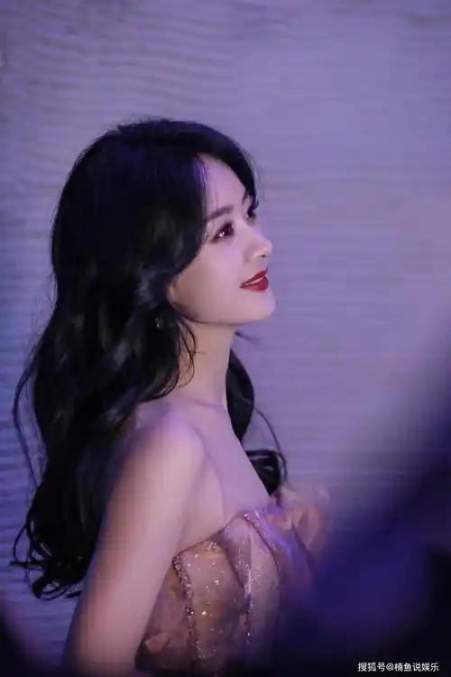 赵丽颖离婚后更美了,穿抹胸裙放得开,34岁长发飘飘好似少女_颖宝真