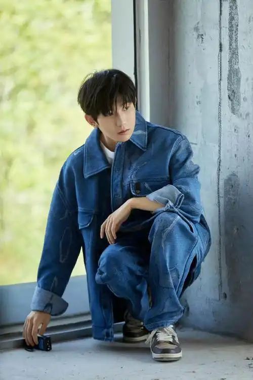 21岁王源好有少年感,穿牛仔外套演绎夏日男友风,太好看了