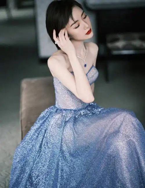 毛晓彤勇敢为爱转身,一袭白色连衣裙优雅大方变得性感迷人