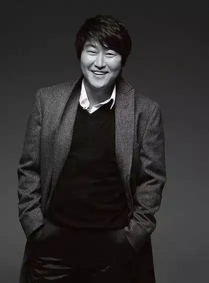 最会演戏的55岁男人,凭一张大饼脸,刚创下韩国历史