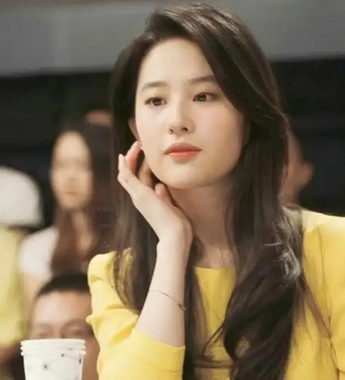 刘亦菲素颜爬山踏青紧身衣完美展现曲线身材与路人合影没架子