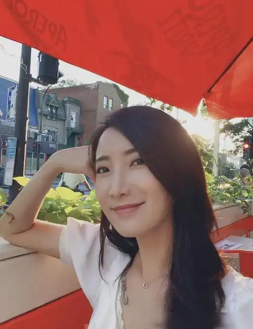 陈赫前妻许婧晒美照与男友共进午餐对镜甜笑心情大好