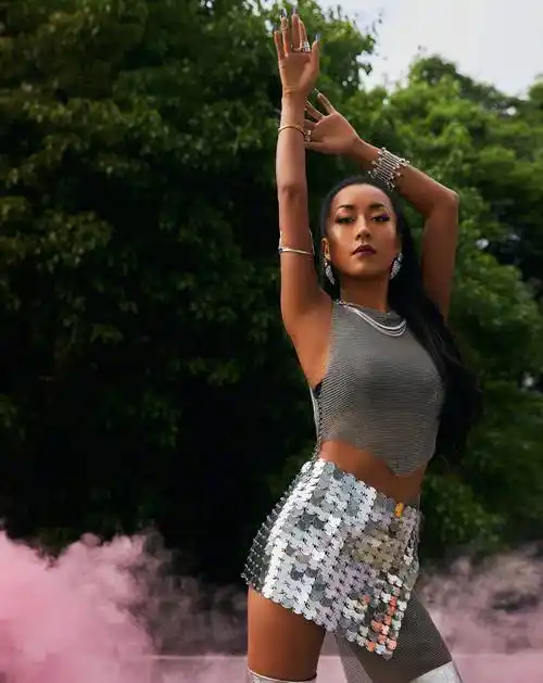 吉克隽逸时尚写真,皮抹身材皮裤配驴蹄高跟鞋,整个画面只看到腿_个性