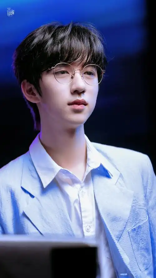 贺峻霖金丝眼镜造型好苏##贺峻霖 十八长翎破青空