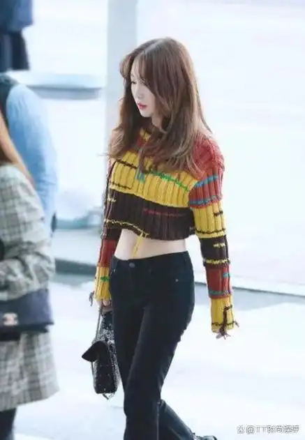 金泰妍颜艺出众,面容清晰秀雅,时尚装扮锦上添花!