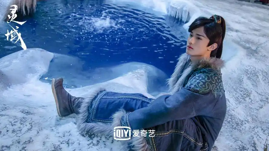 《灵域》开播告捷 嘉行新人王一鸣学霸变呆萌读书机器