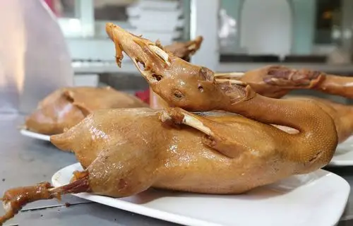 卤味店中卤的食材特别多,鸡爪,鸭爪,牛肉,猪蹄,猪头肉等,这些东西基本