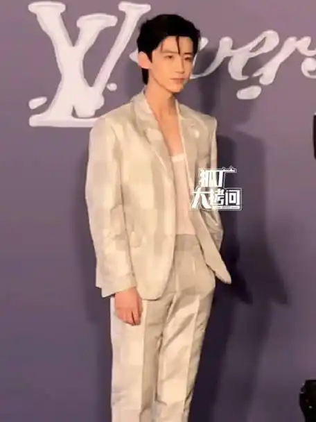 白敬亭白色棋盘格西装##白敬亭网纱内搭