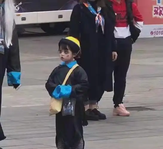 万圣节小僵尸走红红脸蛋黑眼圈太萌网友又想骗我生孩子