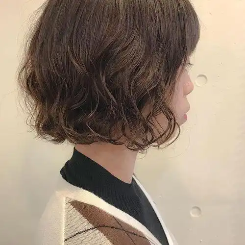 波波头这样烫一烫动感又好看