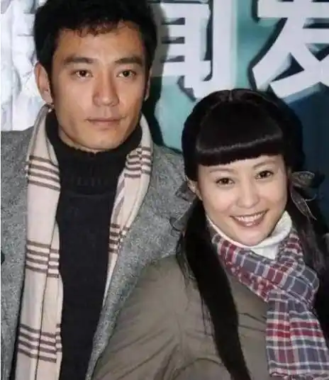 邓超38岁现任妻子与42岁前任比美,4岁之差一个少女一个女王_郝蕾_感情