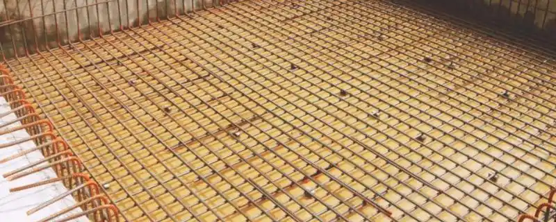 2,浇筑筏板基础的时候,需要等到混凝土浇筑完成之后,再经过合理的养护