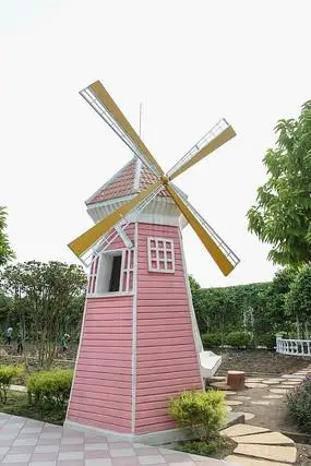 一个粉红色的风车屋