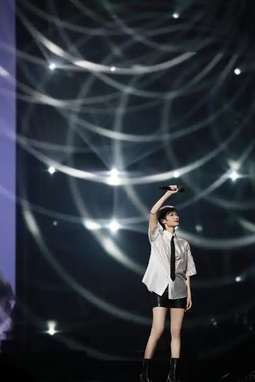 李宇春演唱会直播##李宇春广州演唱会造型##2024李宇春周末愉快演唱