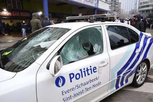 比利时首都发生骚乱02500多名示威者在市内纵火