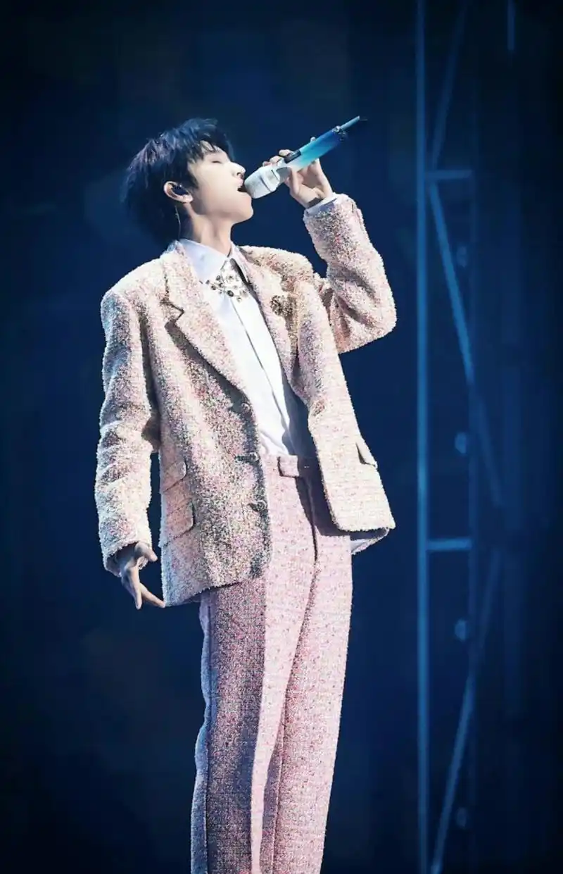 王俊凯十周年演唱会壁纸 小凯的十周年演唱会壁纸