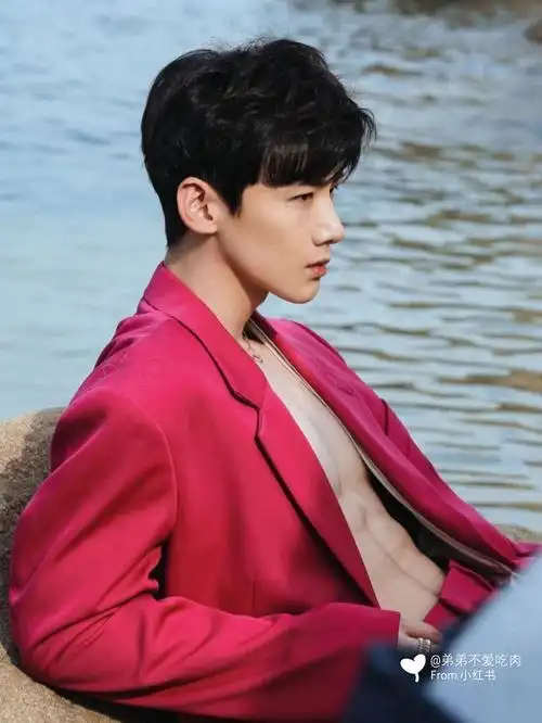 腹肌照735173白敬亭