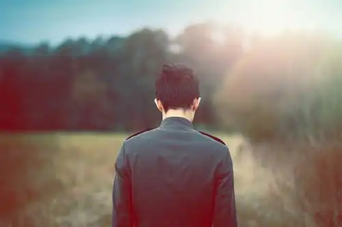 非主流伤感男生背影