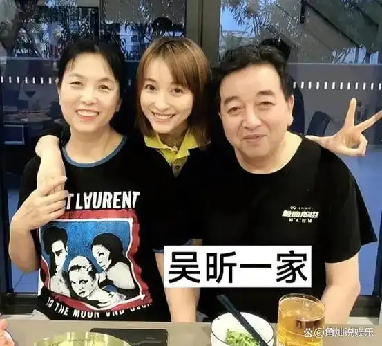 明星们的全家福看看长得像妈妈还是爸爸呢