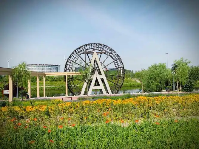 凉水河湿地公园的大水车.