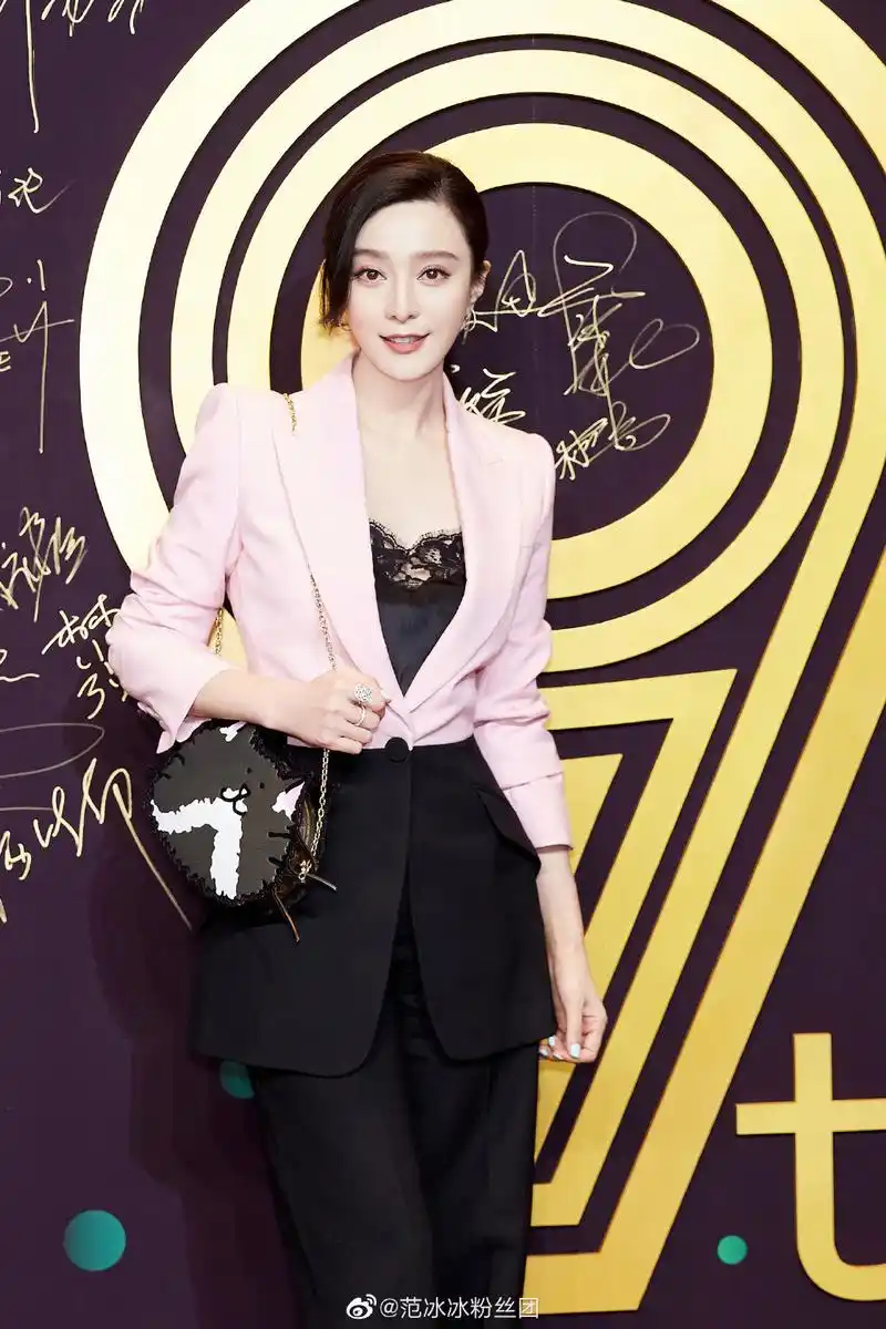 范冰冰连换两款lv手袋搭配服装.(图/翻摄范冰冰粉丝团微博)