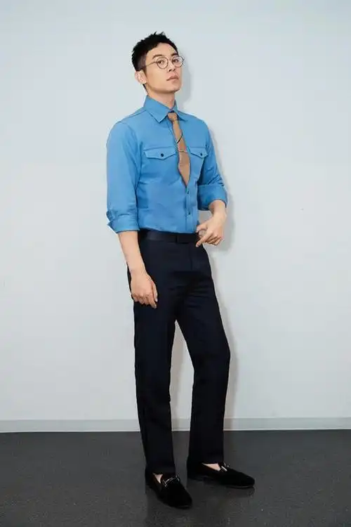 看朱亚文穿一套白色的条纹西装,内搭一件白色的圆领t恤,脚上穿的是