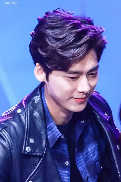 挑战每天按相册顺序发一张李易峰的照片