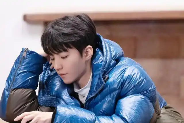 王俊凯工作室发来《恰好是少年》剧照,凯boss的帅气15宫格太治愈了