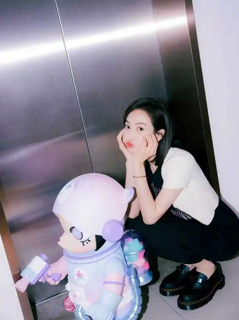 宋茜微博更新 黑色塔罗牌印花无袖连衣裙搭配白色短袖短款针织开衫