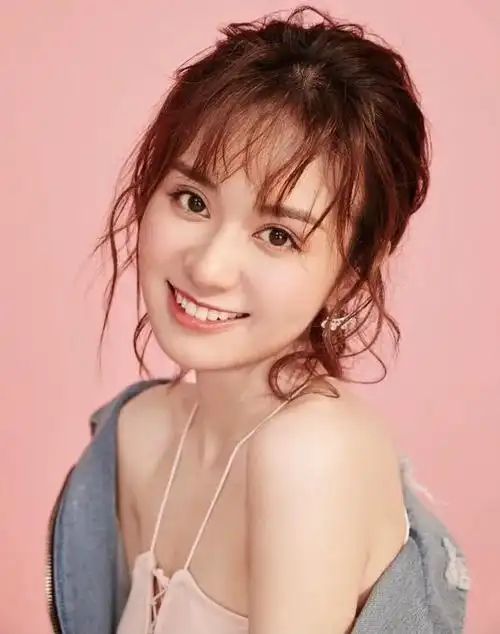 今年30岁的郑合惠子,出道快10年了,曾经考入了北京现代音乐研修学院