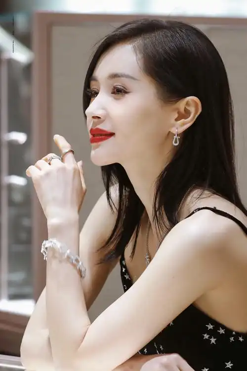 33岁的王子文仅靠一招成功出圈看看这吊打的资源妥妥的开挂