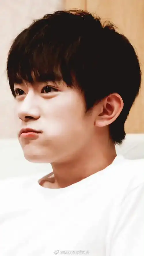 易烊千玺仓鼠式探头好可爱