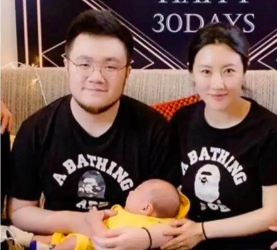 宋丹丹几个孩子宋丹丹一家四口压马路