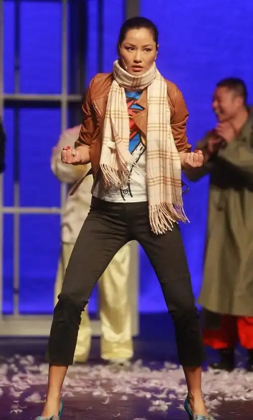 瞿颖这模特身材没白长,衣服裤子穿着显小,这修长曲线真叫人羡慕