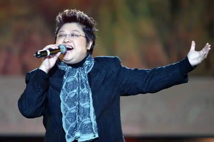 近日有几张照片在网络疯传,声称是韩红年轻时的照片.