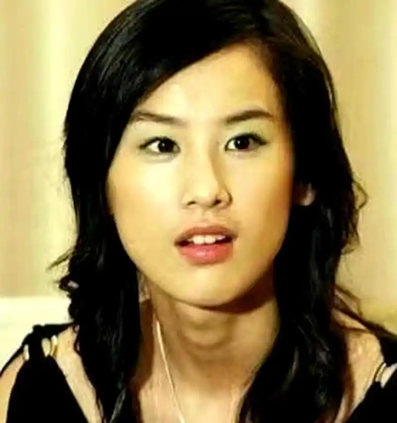 黄圣依年轻时真的很美,她那迷人的眼睛和健康的肤色,让她成为了一位