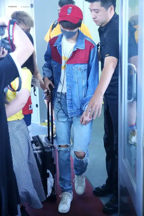 [王俊凯][新闻]180706 北漂男孩行李箱大揭秘 糙汉子王不修上线