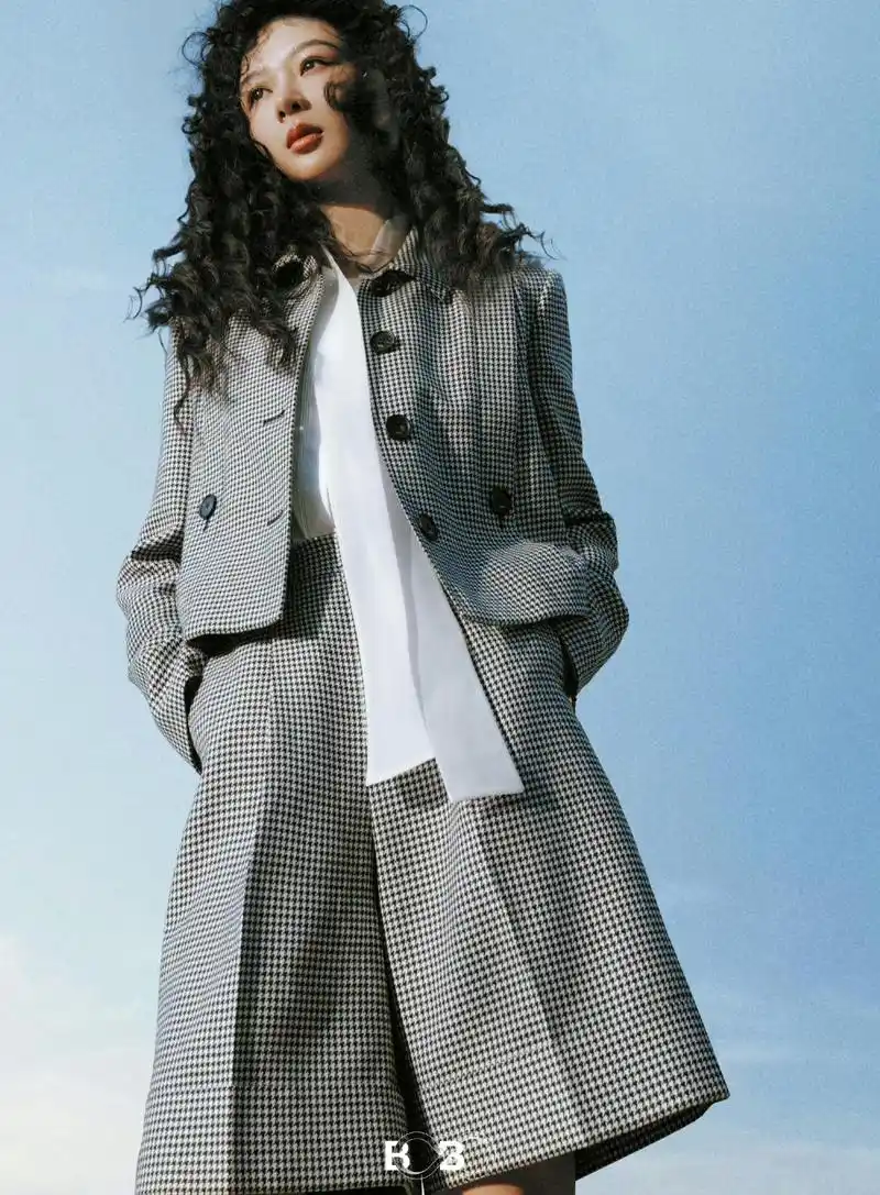 杨紫最近大片不断,一组新片释出,羊毛卷发型的杨紫你喜欢吗?